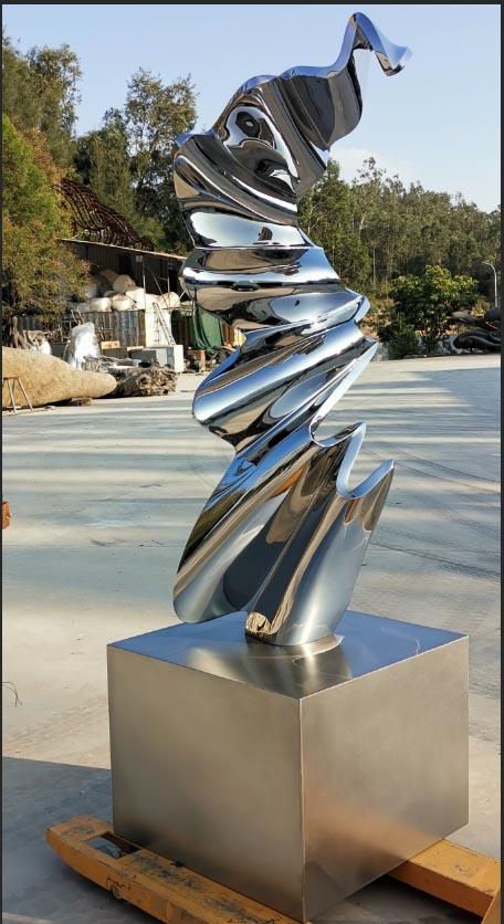 El jardín moderno adorna la escultura abstracta pulida hecha a mano del