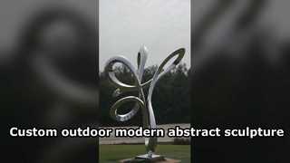 Esta escultura abstracta de espejo lineal de acero inoxidable presenta curvas fluidas y entrelazadas.