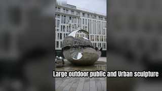 Gran escultura de arte público y urbano de acero inoxidable para exteriores.