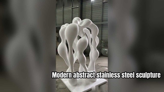 La superficie del espejo de la escultura abstracta que refleja el entorno circundante.