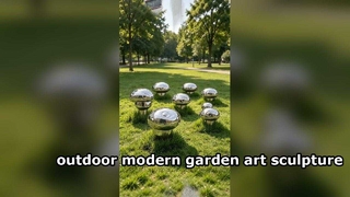 Este grupo de esculturas de hongos espejo incrustadas en la ley agregan un ambiente artístico moderno.
