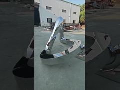 Esta escultura abstracta y aerodinámica de acero inoxidable adopta un pulido de espejo de alto nivel.