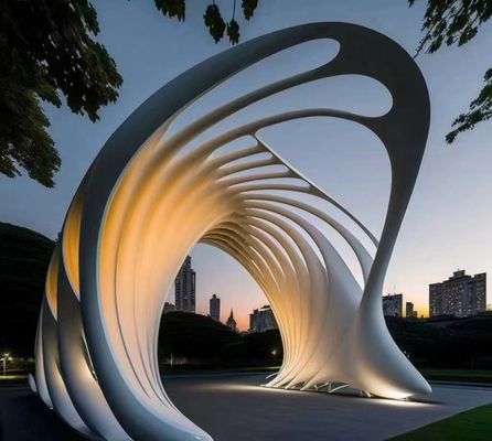 Escultura de metal para exteriores de acero inoxidable 316L con barniz de horneado blanco y 4,5 metros de longitud para decoración de arte moderno