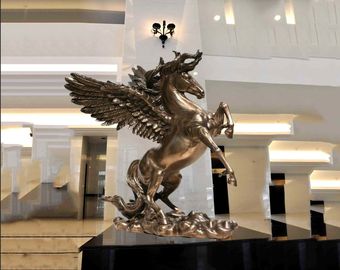 La estatua de bronce antigua pintada superficie, metal interior esculpe la decoración del hotel